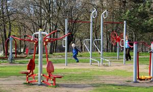 2013 ny&iacute;regyh&aacute;za robinzon domb kondipark gyerek eszk&ouml;z&ouml;kkel 02