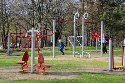 2013 ny&iacute;regyh&aacute;za robinzon domb kondipark gyerek eszk&ouml;z&ouml;kkel 02