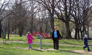 2013 ny&iacute;regyh&aacute;za robinzon domb kondipark gyerek eszk&ouml;z&ouml;kkel 03