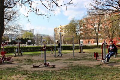 2013 ny&iacute;regyh&aacute;za sarkanty&uacute; utcai kondipark gyerekeszk&ouml;z&ouml;kkel 05